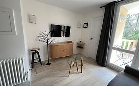 Beautiful Flat With Swimming Pool Tennis Court And Private Car Parking 109